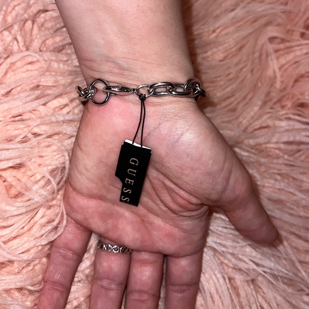Guess - Picture 3 of 4